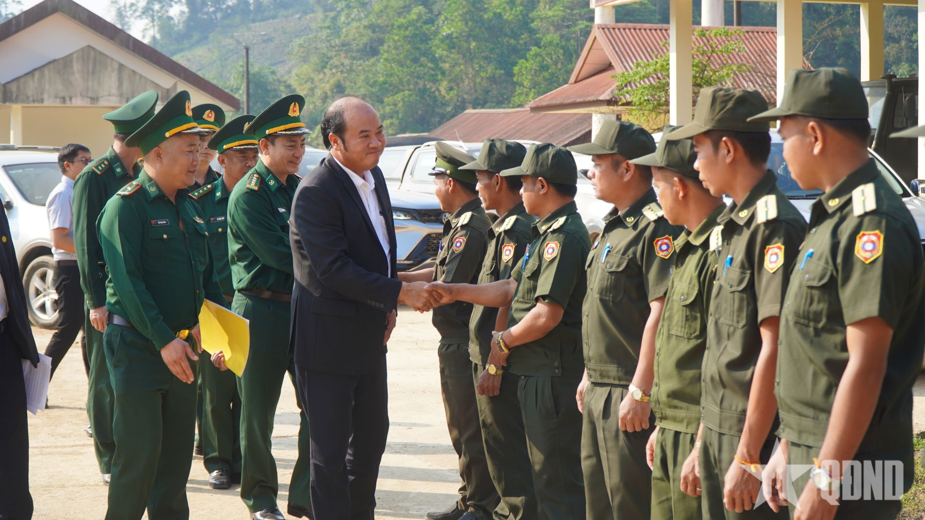 Lãnh đạo TP Huế thăm, chúc Tết Bunpimay lực lượng bảo vệ biên giới Lào

