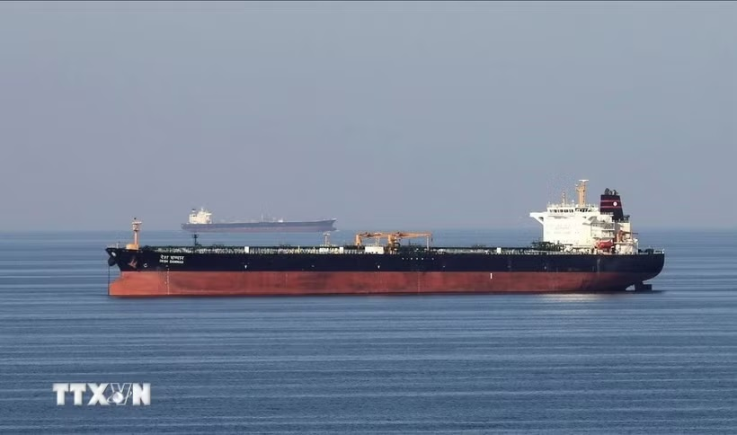 Xung đột tại Trung Đông: Tàu chở dầu nước ngoài đầu tiên đi qua eo biển Hormuz sau lệnh ngừng bắn