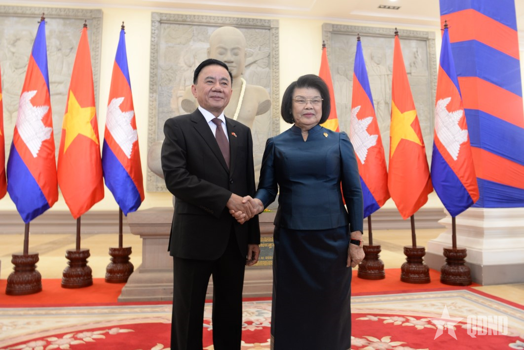 Lễ đón trọng thể Thường trực Ban Bí thư Trần Cẩm Tú thăm chính thức Vương quốc Campuchia