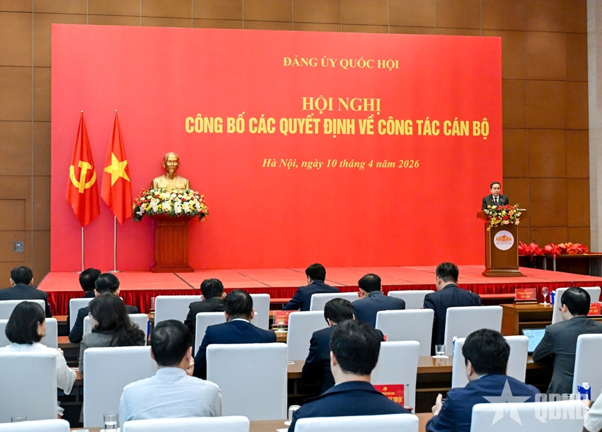 Chủ tịch Quốc hội Trần Thanh Mẫn trao quyết định chỉ định Bí thư Đảng ủy