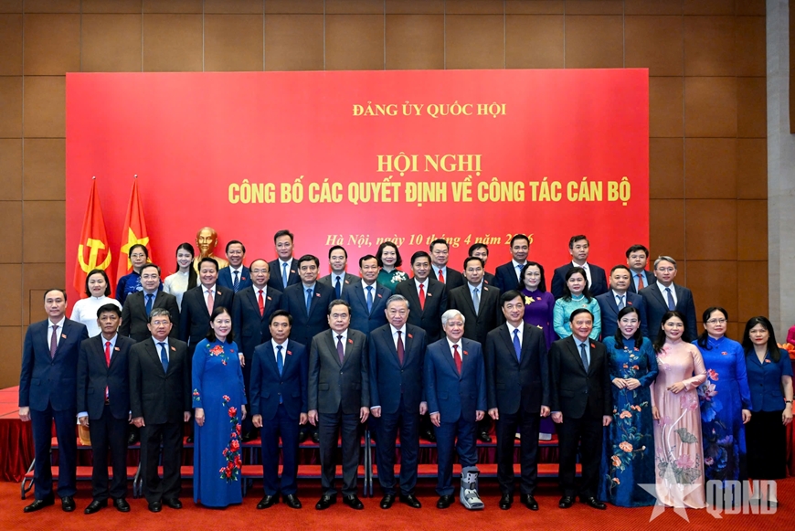 Tổng B&iacute; thư, Chủ tịch nước T&ocirc; L&acirc;m trao quyết định về c&ocirc;ng t&aacute;c c&aacute;n bộ tại Đảng ủy Quốc hội