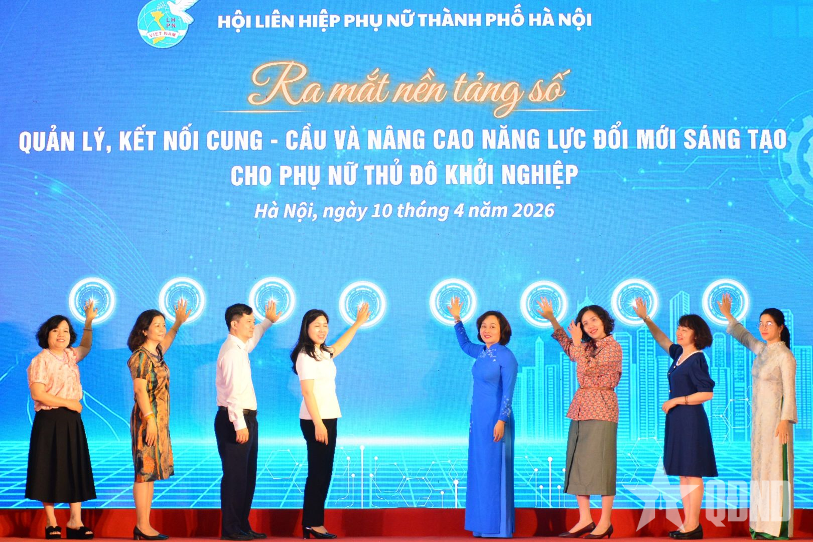 Phụ nữ Thủ đô từng bước làm chủ công nghệ, nâng cao năng lực đổi mới sáng tạo trong kinh tế tập thể