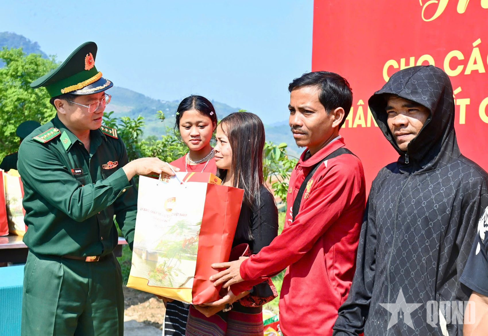 Bộ đội Biên phòng thành phố Huế: Trao 300 suất quà tặng nhân dân biên giới Lào