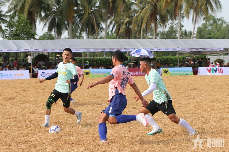 Đá bóng trên sân ruộng: Ngày hội thể thao độc đáo của nông dân Khmer Đồng bằng sông Cửu Long “Đá bóng trên sân ruộng: Ngày hội thể thao độc đáo của nông dân Khmer Đồng bằng sông Cửu Long