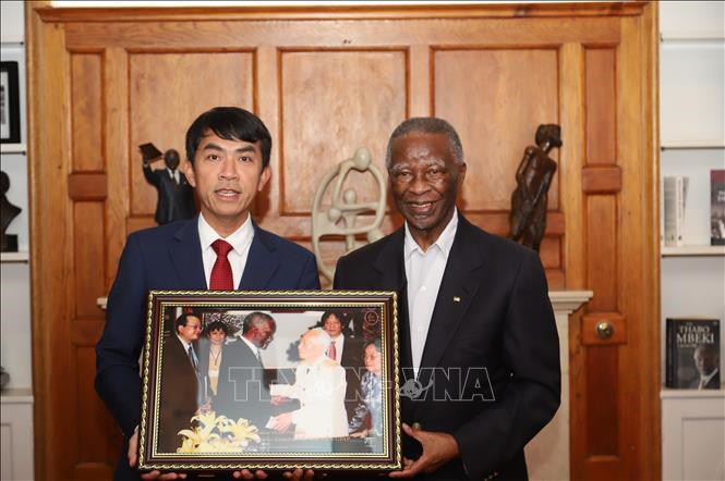 Cựu Tổng thống Nam Phi Thabo Mbeki xúc động nhận quà kỷ niệm từ gia đình Đại tướng Võ Nguyên Giáp

