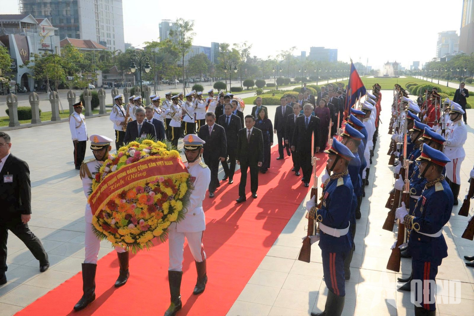 Thường trực Ban Bí thư Trần Cẩm Tú đặt vòng hoa tại các đài tưởng niệm ở Campuchia