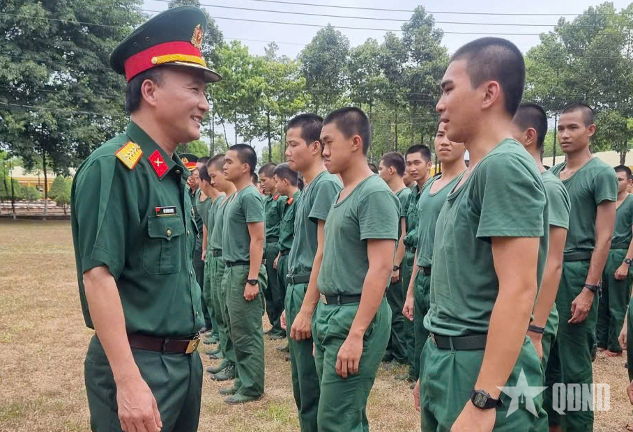 Bộ CHQS tỉnh Đồng Nai thăm, động viên chiến sĩ mới

