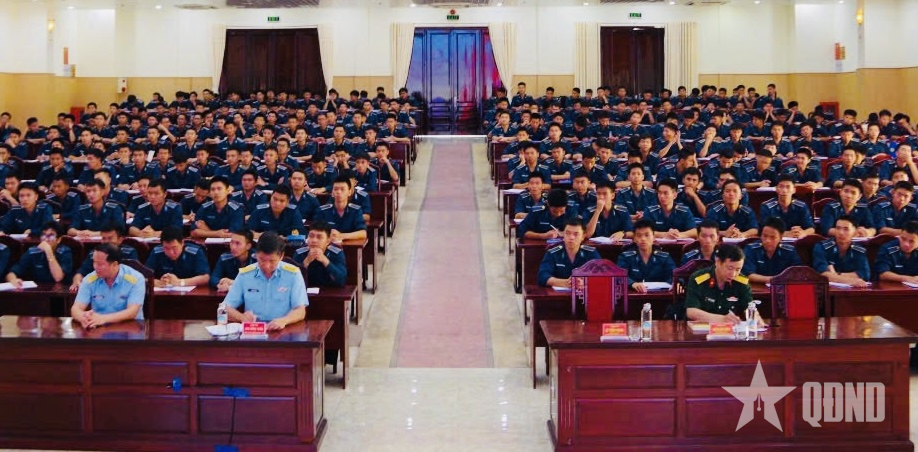 Tăng cường giáo dục pháp luật cho học viên Trường Sĩ quan Không quân
