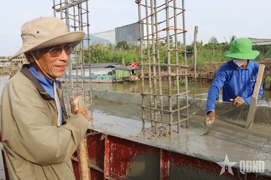 "Lão nông" nối tình quê qua những chiếc cầu
