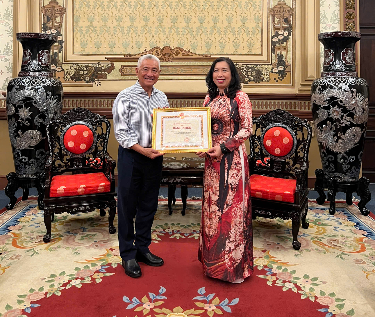 Trao Bằng khen của Bộ trưởng Bộ Ngoại giao tặng TS Nguyễn Thanh Mỹ, kiều bào Canada 