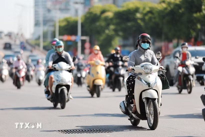 Nắng nóng còn kéo dài, tăng cường độ ở nhiều khu vực