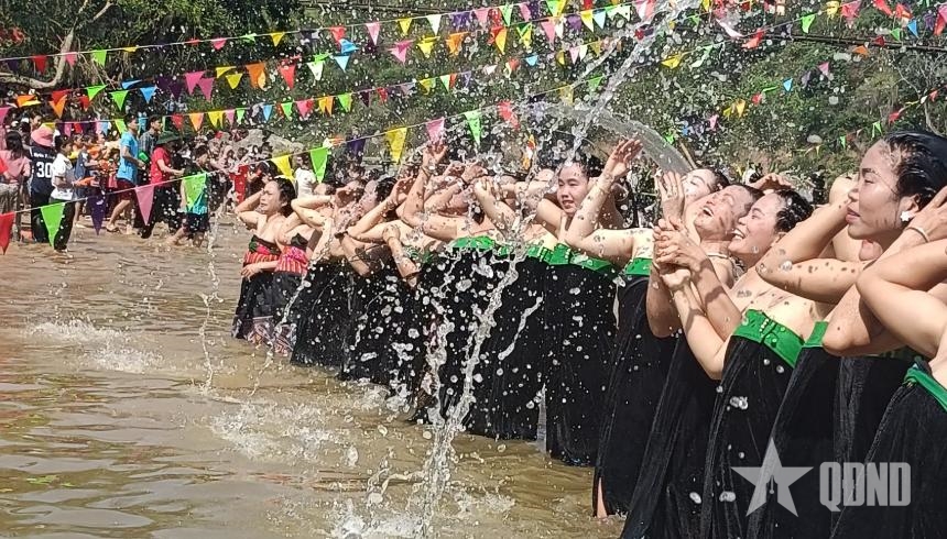 Điện Bi&ecirc;n: Đến Mường Lu&acirc;n vui Tết "Bun huột nặm" t&eacute; nước cầu may