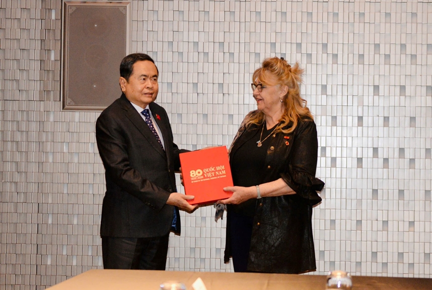 Chủ tịch Quốc hội Trần Thanh Mẫn gặp L&atilde;nh sự danh dự Việt Nam tại Torino Sandra Scagliotti