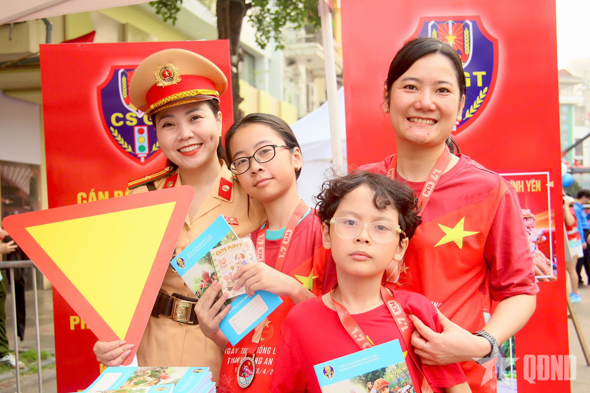 Người dân hào hứng trải nghiệm gian trưng bày của Cảnh sát giao thông tại không gian đi bộ Hồ Hoàn Kiếm