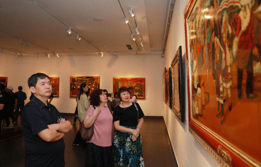 Chợ phiên trong tranh Hoàng Sùng