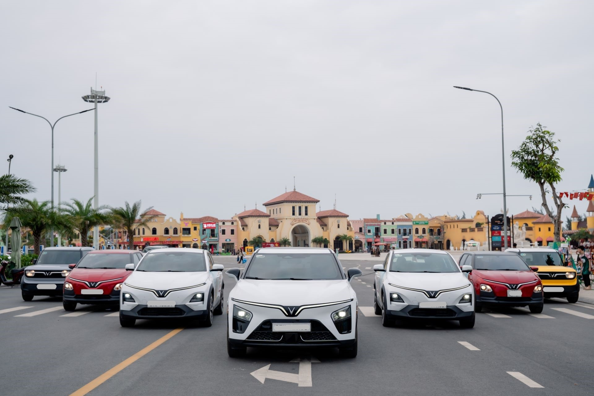 Doanh số ô tô điện VinFast tăng trưởng bùng nổ trong tháng 3

