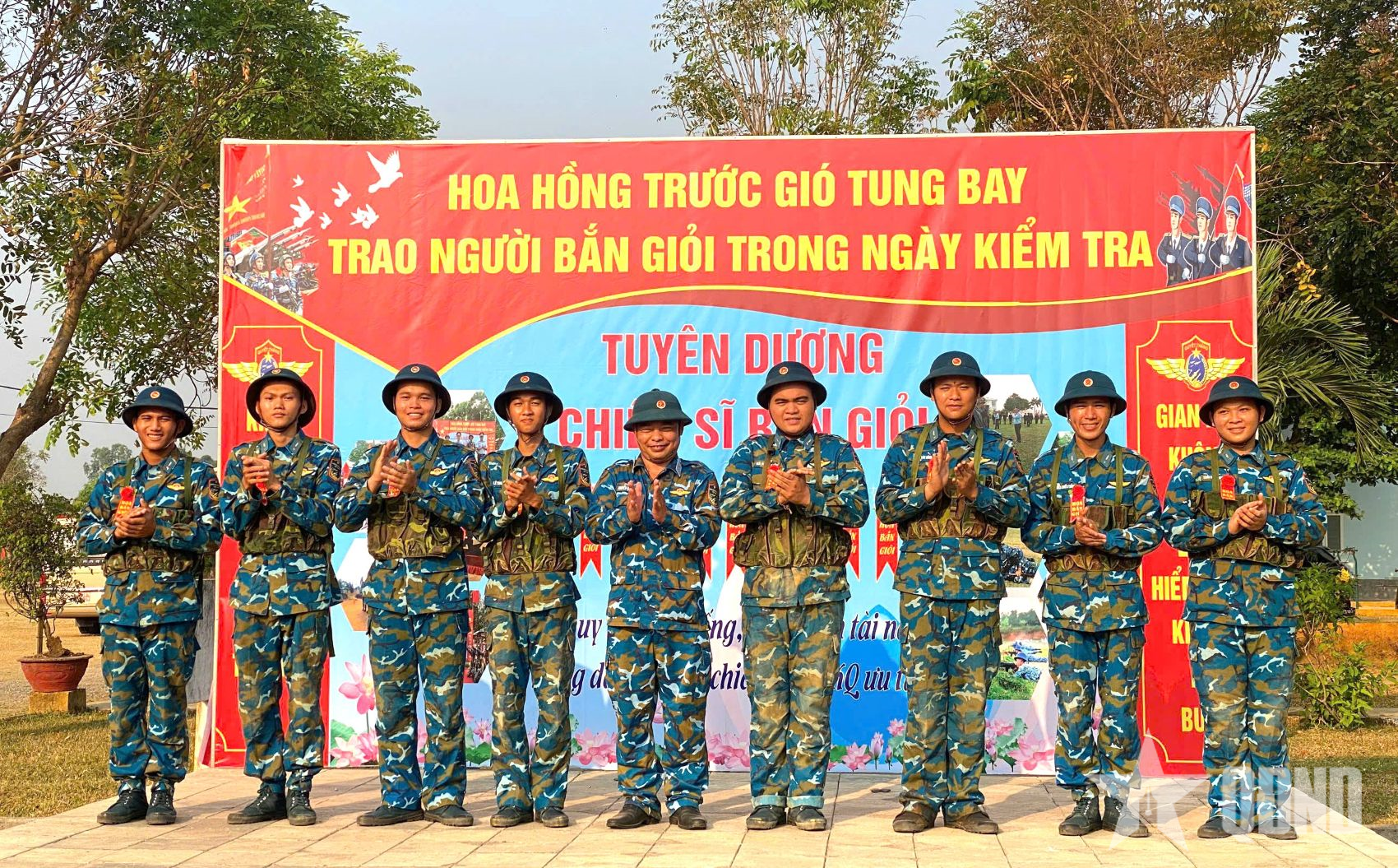 Chiến sĩ mới Sư đoàn 372 tự tin bắn đạn thật súng tiểu liên AK bài 1