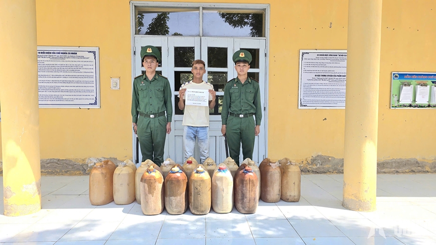 An Giang: Li&ecirc;n tiếp ph&aacute;t hiện, bắt giữ c&aacute;c vụ vận chuyển xăng dầu lậu qua bi&ecirc;n giới