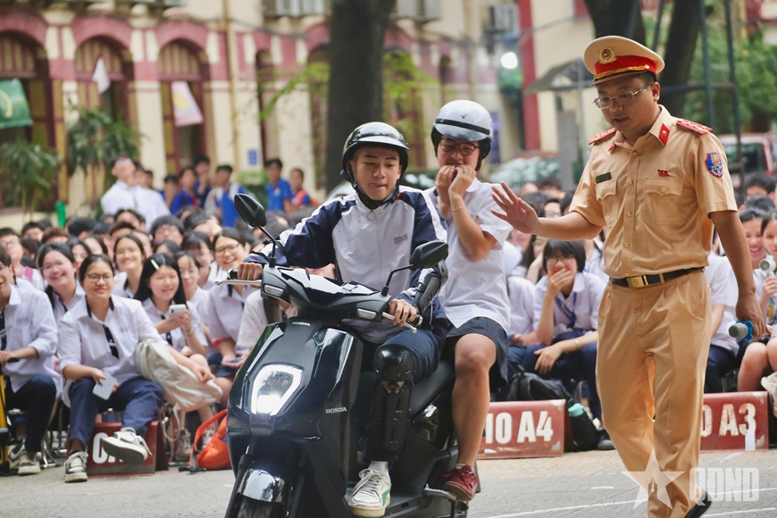 Tuy&ecirc;n truyền ph&aacute;p luật v&agrave; hướng dẫn kỹ năng l&aacute;i xe an to&agrave;n cho học sinh
