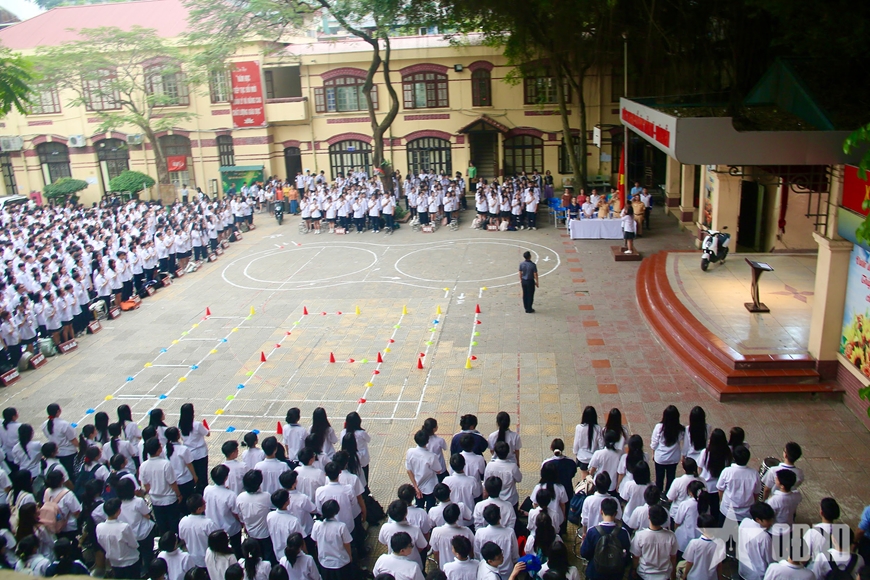 Tuy&ecirc;n truyền ph&aacute;p luật v&agrave; hướng dẫn kỹ năng l&aacute;i xe an to&agrave;n cho học sinh