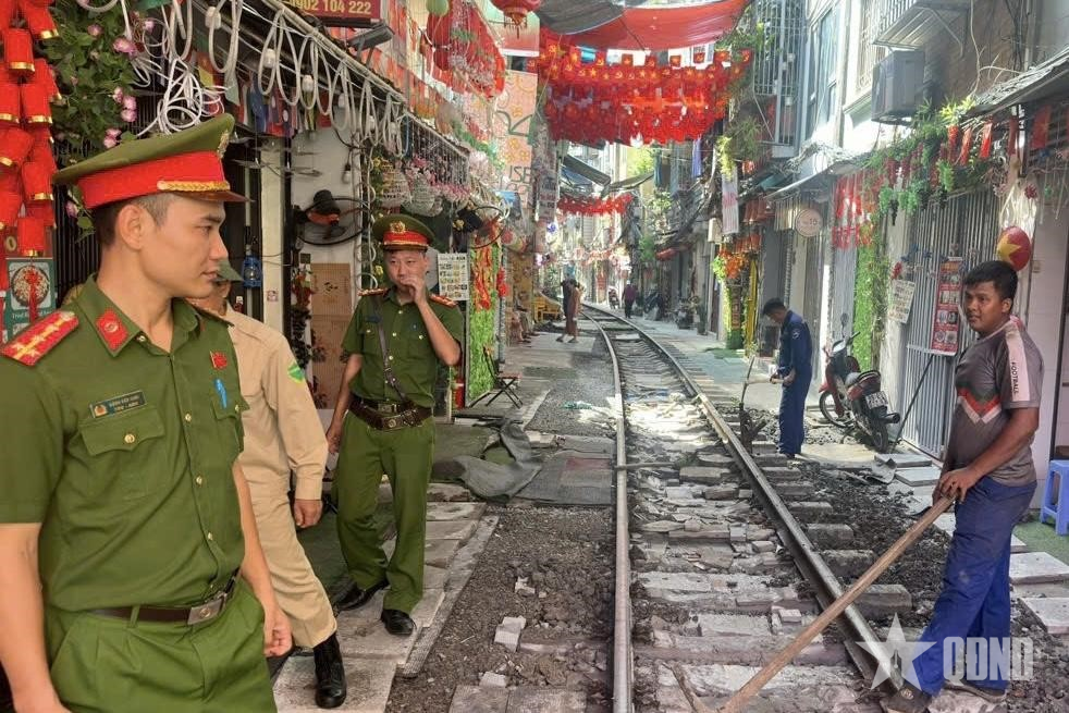 Tuyên truyền pháp luật, ký cam kết với các hộ kinh doanh “cà phê đường tàu”