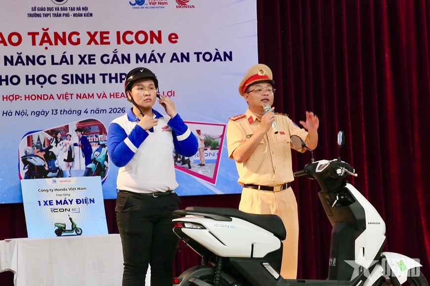 Tuy&ecirc;n truyền ph&aacute;p luật v&agrave; hướng dẫn kỹ năng l&aacute;i xe an to&agrave;n cho học sinh