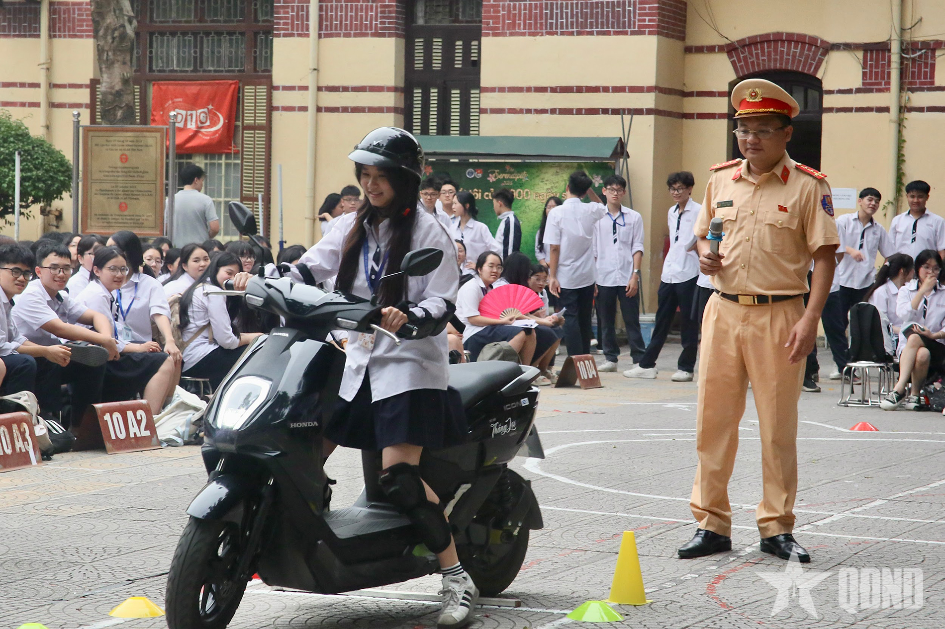 Tuyên truyền pháp luật và hướng dẫn kỹ năng lái xe an toàn cho học sinh
