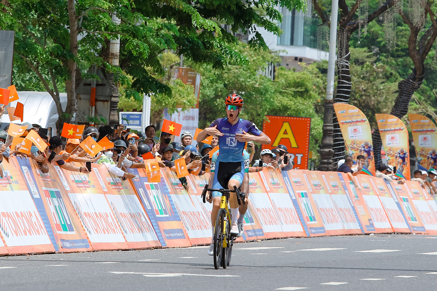 Chặng 10 Giải đua xe đạp “Non sông liền một dải”: Hàng loạt danh hiệu đổi chủ

