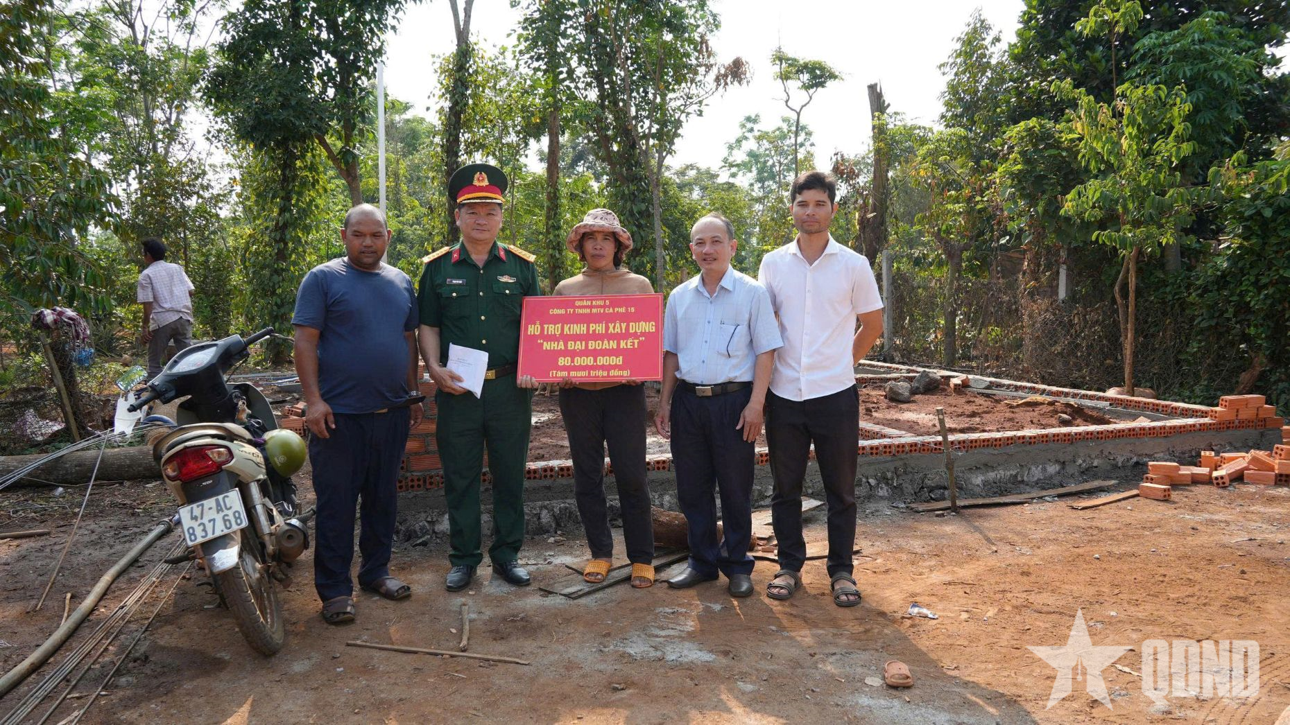 Khánh thành, bàn giao, trao kinh phí xây nhà giúp người dân khó khăn
