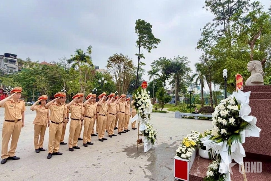 Đội Tham mưu Phòng CSGT Công an TP Hà Nội dâng hương tưởng niệm Anh hùng Lực lượng vũ trang nhân dân Võ Thị Sáu