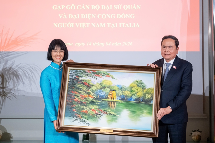 Chủ tịch Quốc hội cùng phu nhân gặp gỡ cán bộ Đại sứ quán và cộng đồng người Việt Nam tại Italy
