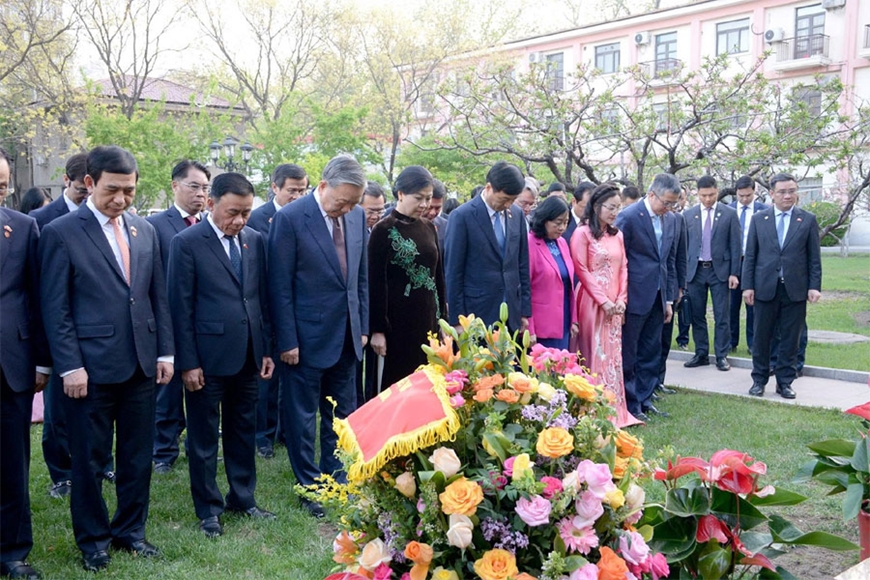 Tổng B&iacute; thư, Chủ tịch nước T&ocirc; L&acirc;m gặp gỡ c&aacute;n bộ c&aacute;c cơ quan đại diện v&agrave; cộng đồng người Việt Nam tại Trung Quốc