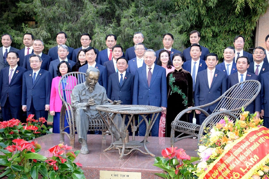 Tổng B&iacute; thư, Chủ tịch nước T&ocirc; L&acirc;m gặp gỡ c&aacute;n bộ c&aacute;c cơ quan đại diện v&agrave; cộng đồng người Việt Nam tại Trung Quốc