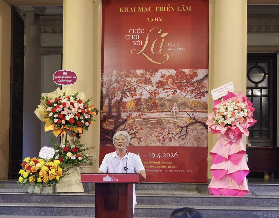 Giới thiệu hơn 80 tác phẩm tranh được làm từ chất liệu đá và hoa khô 