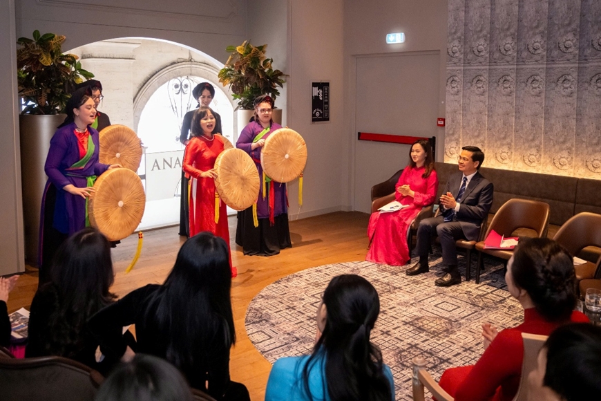 Phu nhân Chủ tịch Quốc hội Trần Thanh Mẫn giao lưu với Hiệp hội Nhịp cầu Văn hóa Italy - Việt Nam