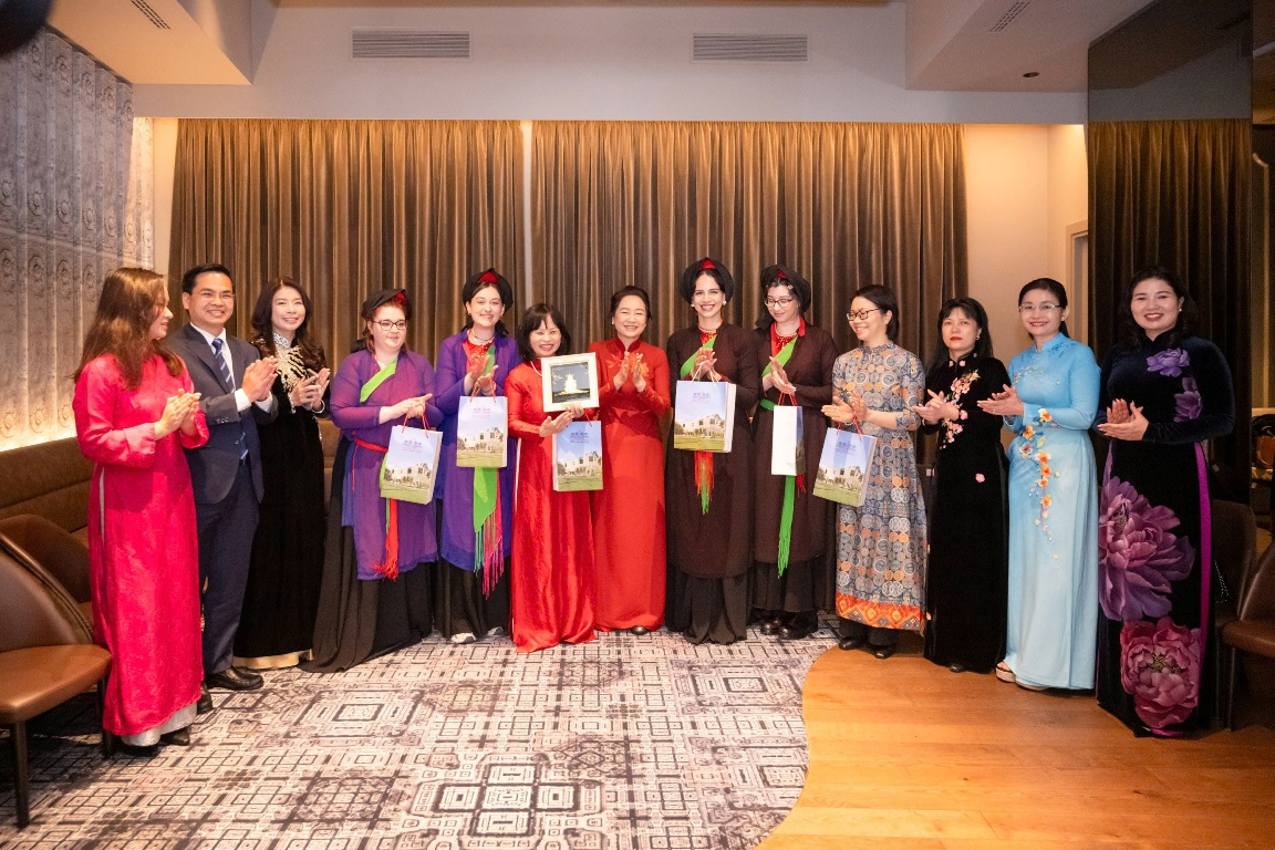 Phu nhân Chủ tịch Quốc hội Trần Thanh Mẫn giao lưu với Hiệp hội Nhịp cầu Văn hóa Italy - Việt Nam