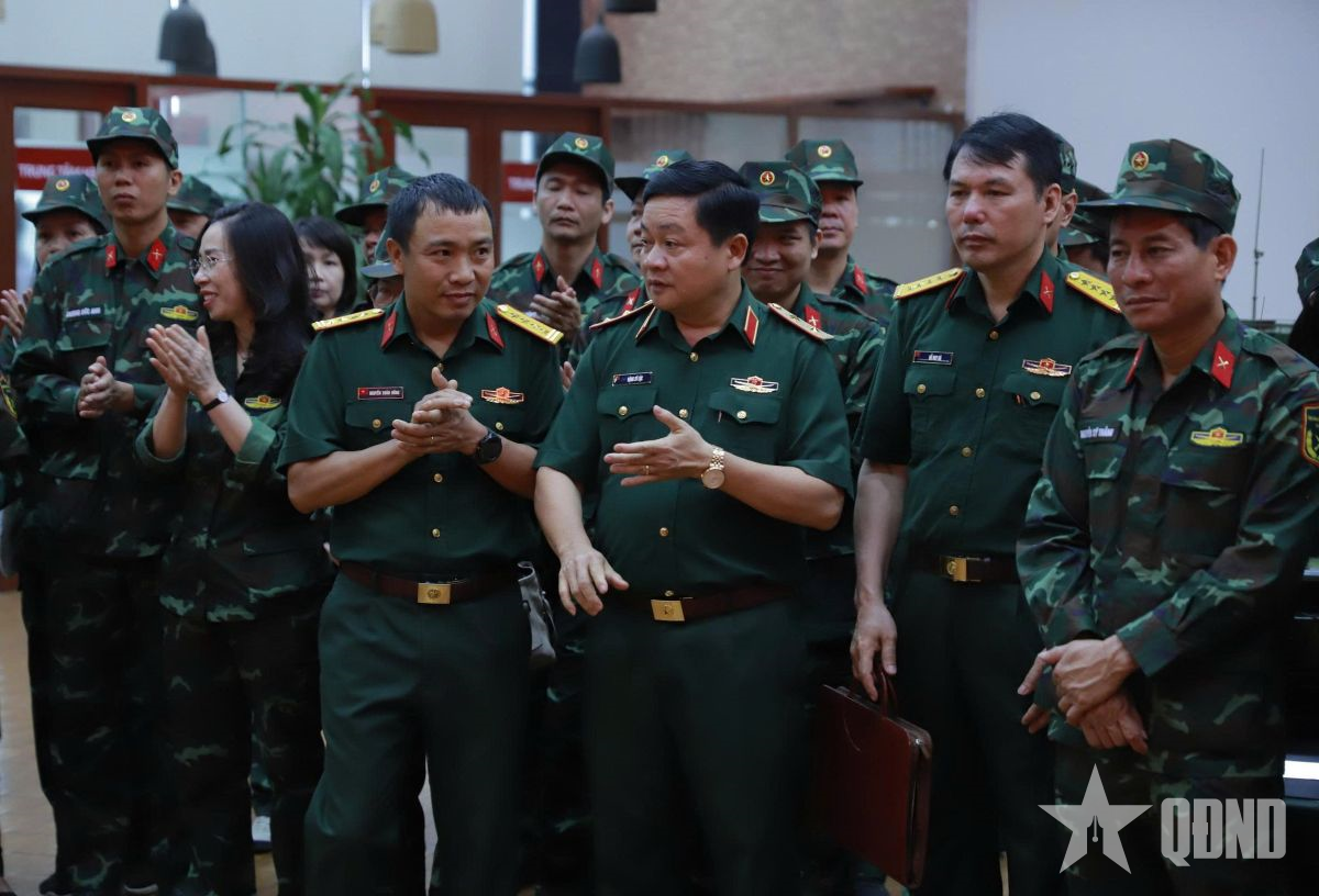 Học viện Chính trị tham quan, nghiên cứu thực tế tại Viện Hàng không Vũ trụ Viettel