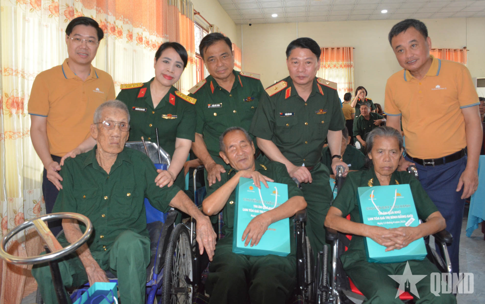 Tặng quà Trung tâm Điều dưỡng thương binh và người có công Long Đất, TP Hồ Chí Minh