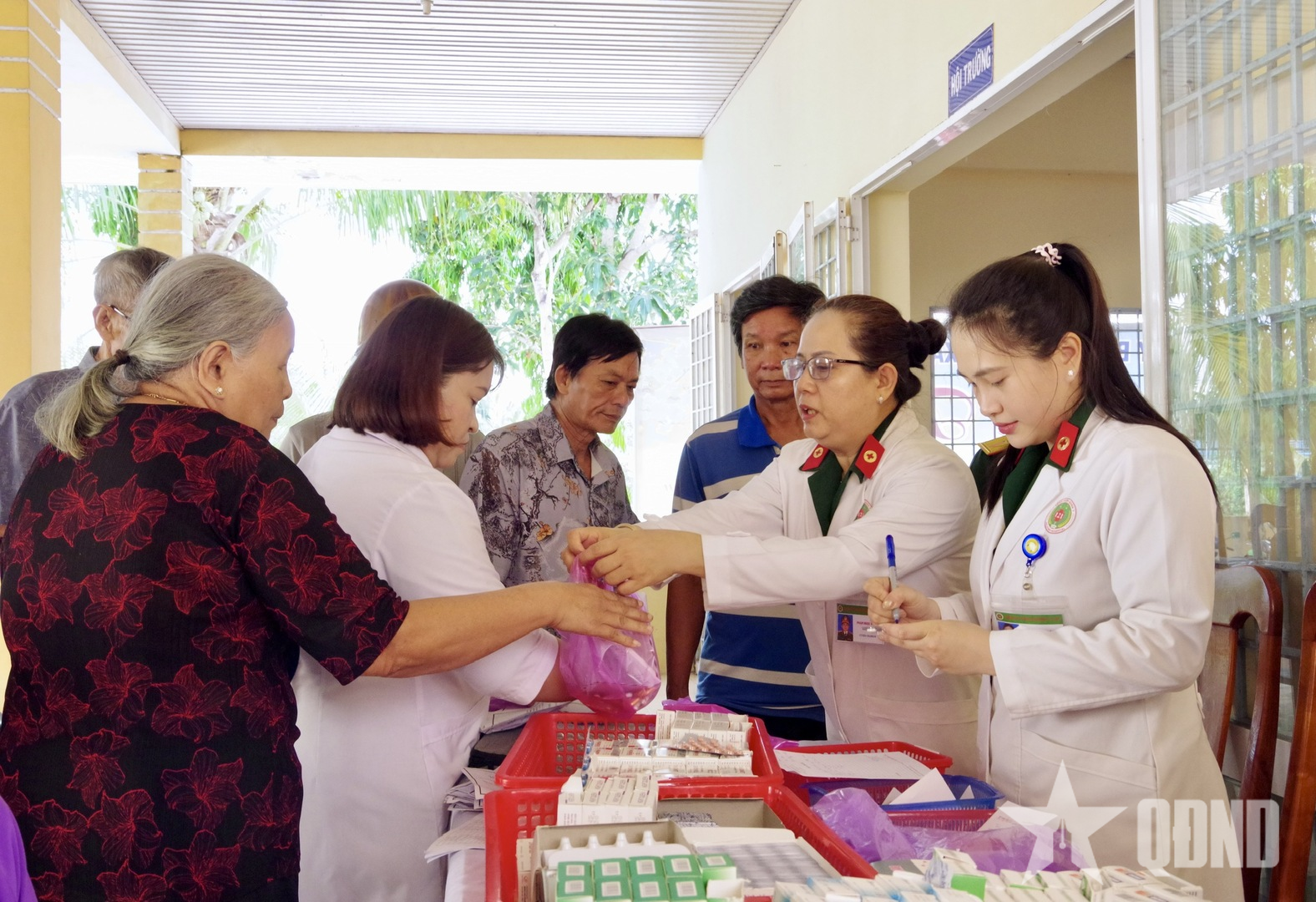 Bệnh viện Quân y 121 khám bệnh và cấp thuốc miễn phí cho người dân tại Vĩnh Long