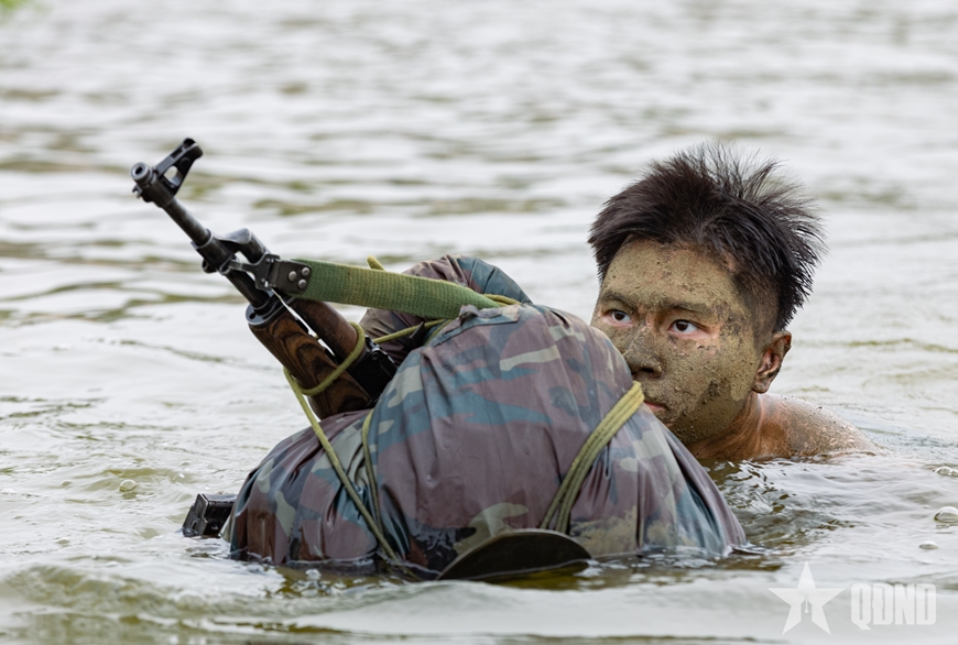 Bác sĩ Quân y tương lai thực hành vượt sông trong hành quân chiến đấu

