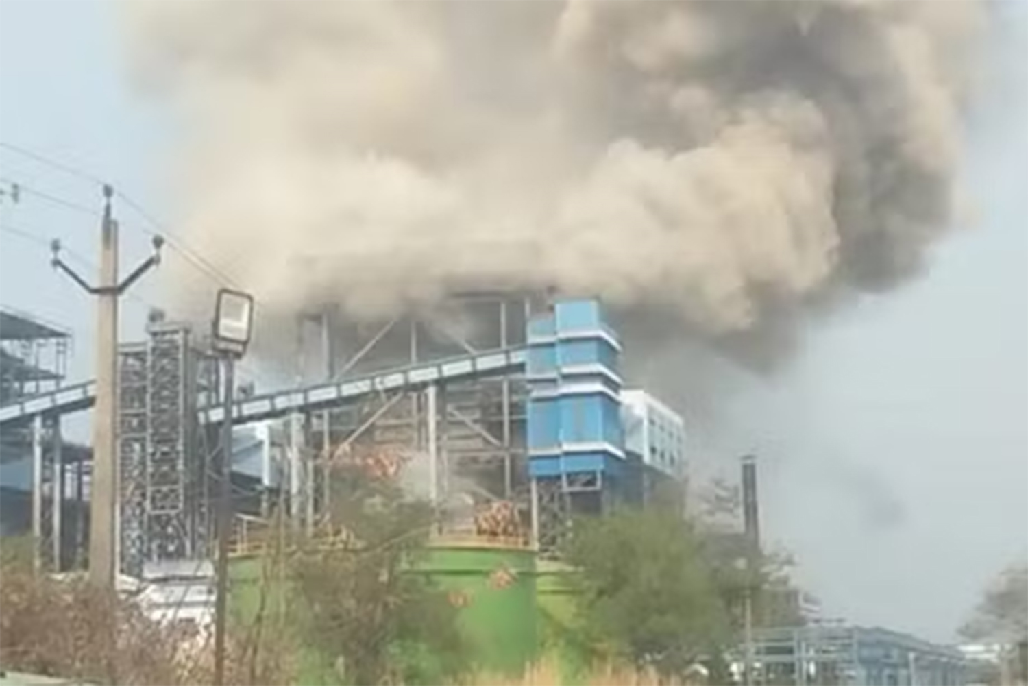 Nổ lớn tại nhà máy điện Ấn Độ, hơn 30 người thương vong