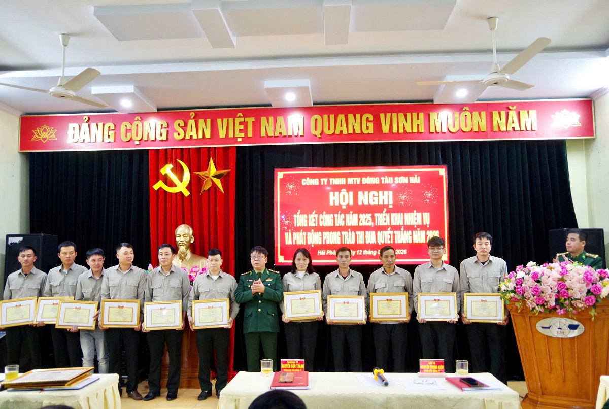 Người thủ lĩnh mang hai màu áo