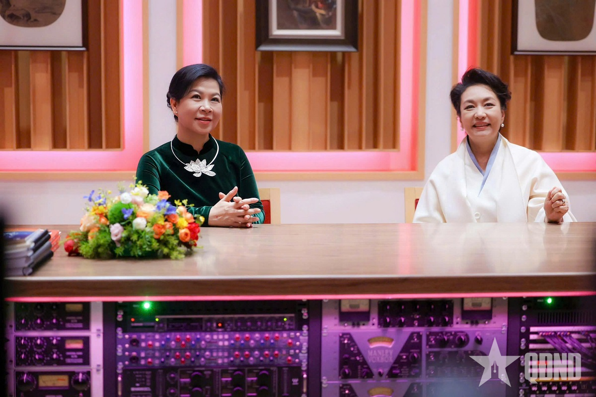 Phu nhân Ngô Phương Ly gặp gỡ, trao đổi với phu nhân Bành Lệ Viên