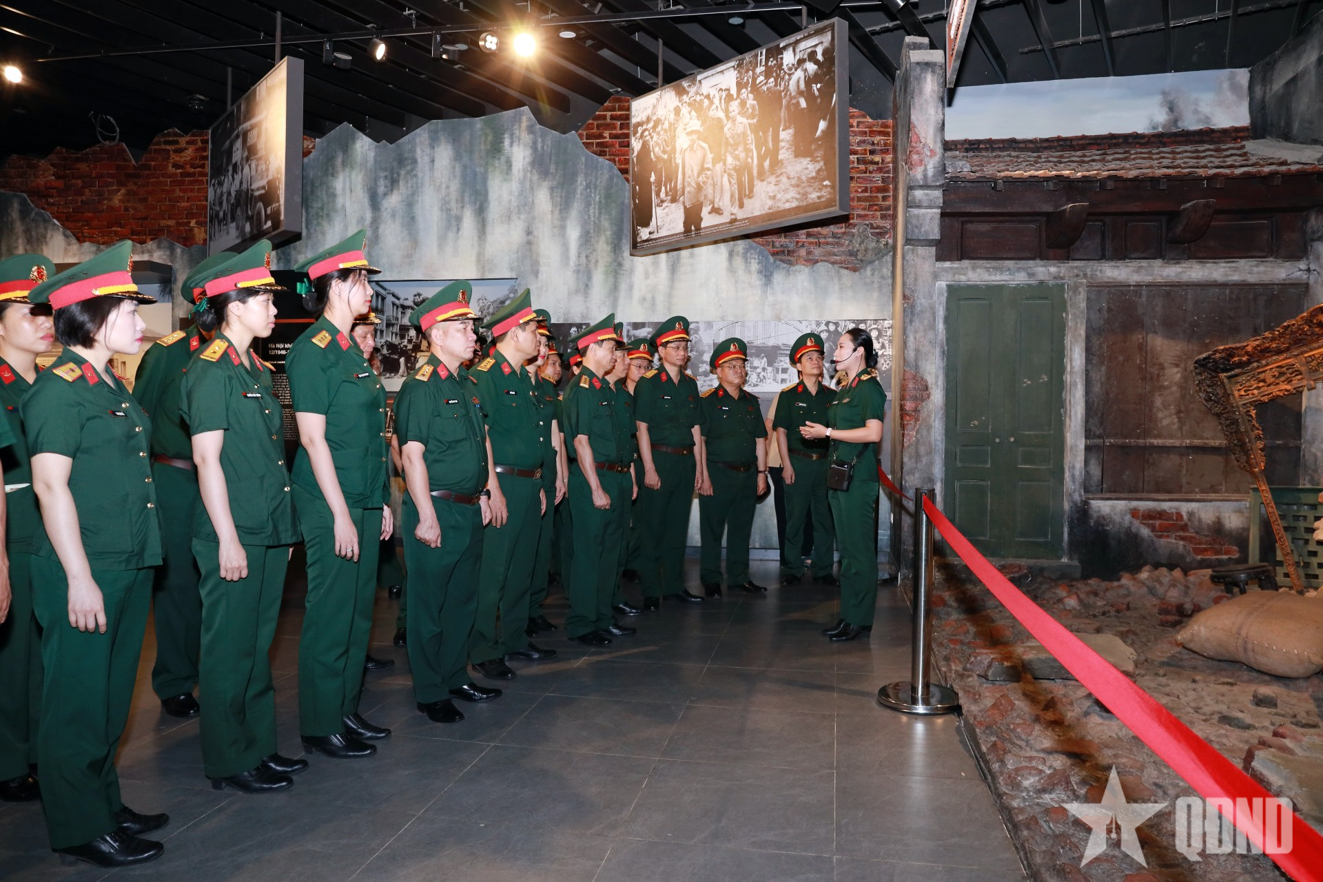 Cơ quan Cục Xăng dầu tham quan, học tập tại Bảo tàng Lịch sử quân sự Việt Nam