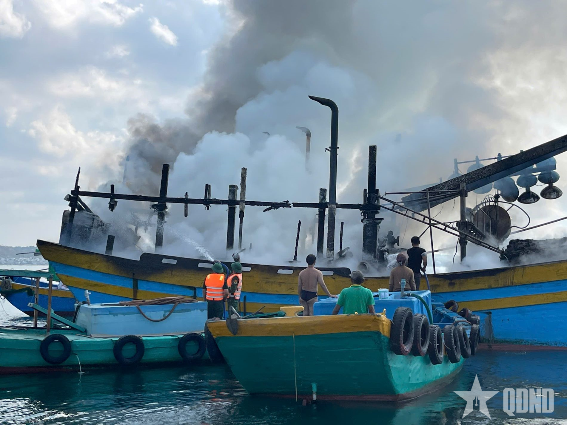 Video: Tàu cháy trên biển Phan Thiết được cứu hộ kịp thời