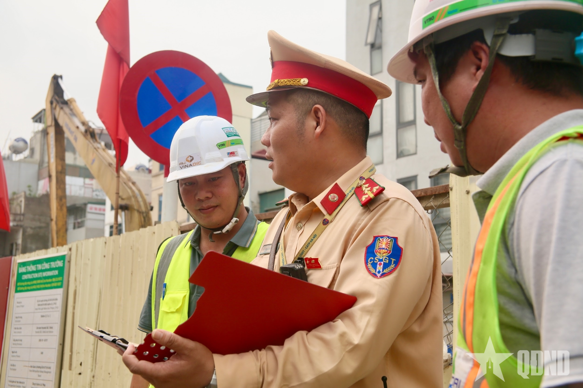 Hà Nội: Cảnh sát giao thông thực hiện nhiệm vụ kép 