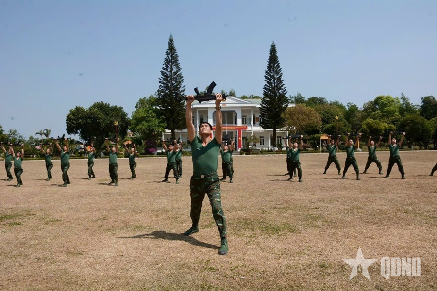 Mái nhà chung thắm tình đồng đội