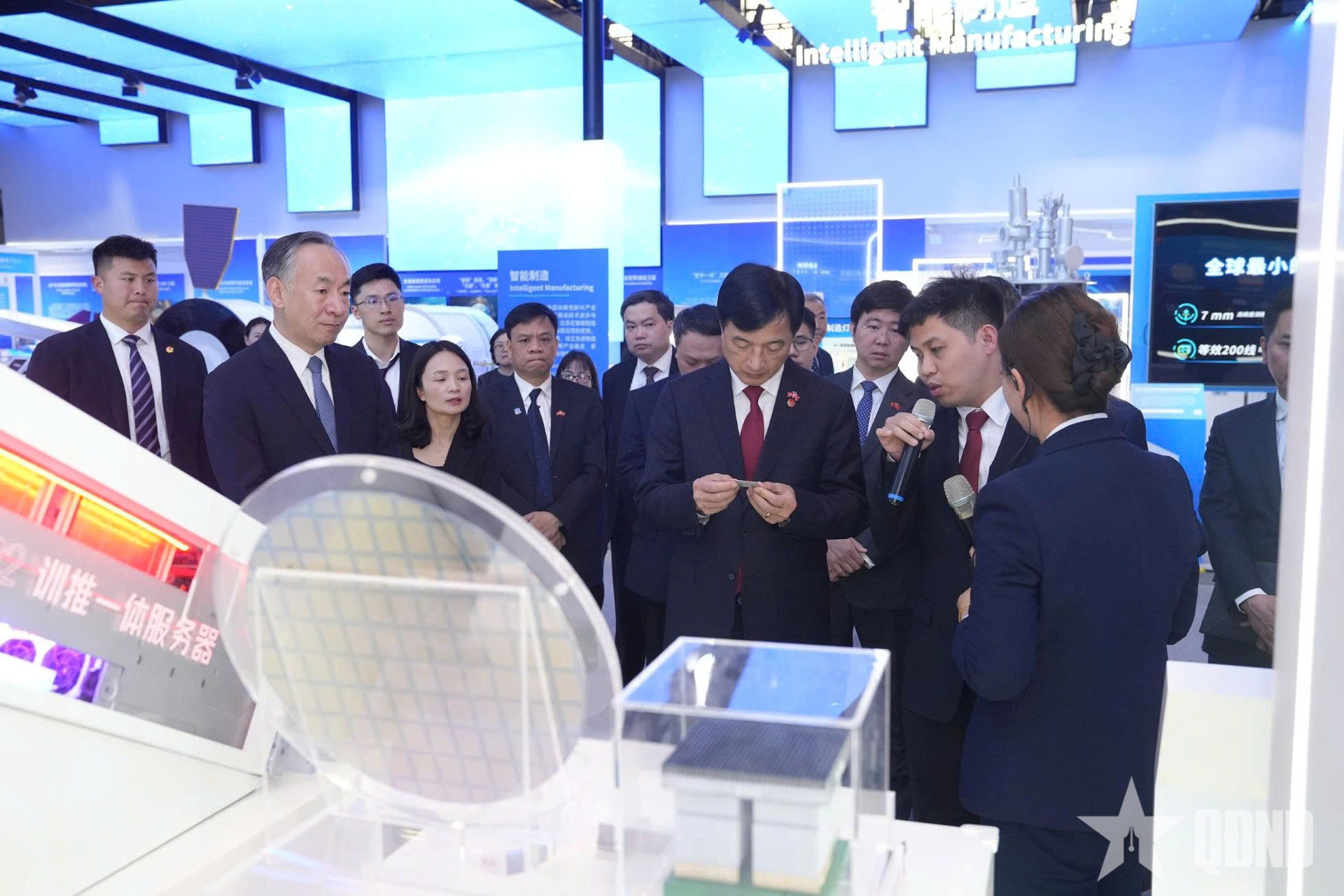 Đồng chí Nguyễn Duy Ngọc thăm, làm việc với Ban quản lý Khu công nghệ cao Trung Quan Thôn