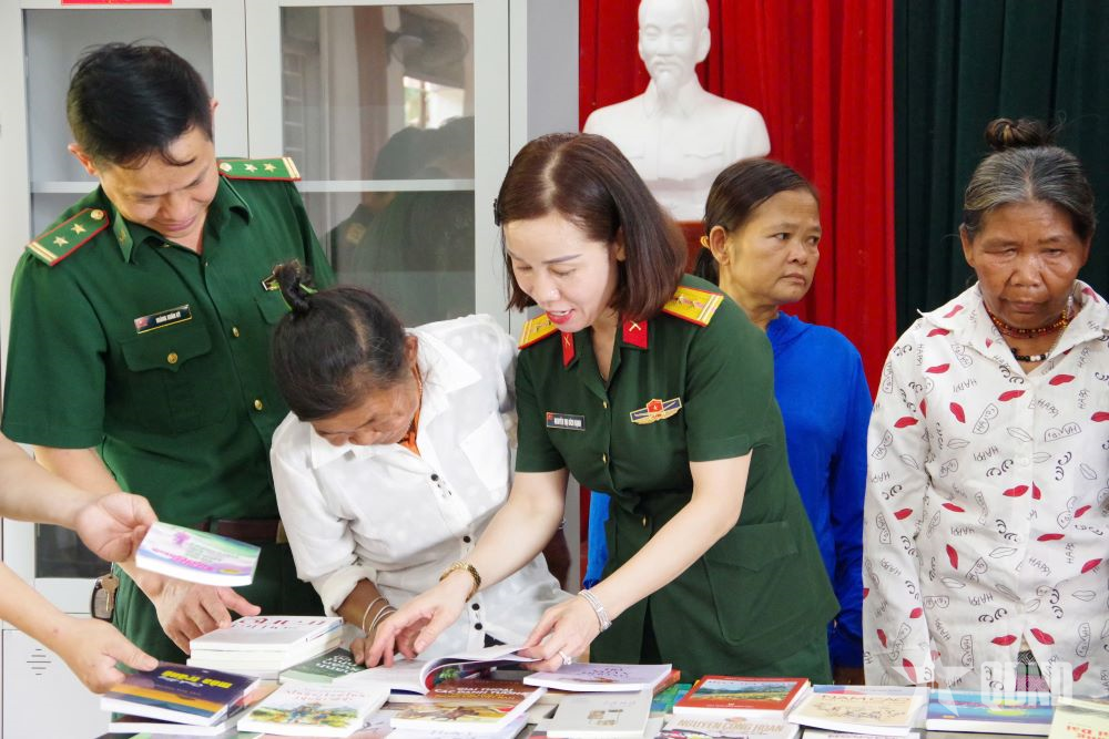 Bộ CHQS Hà Tĩnh trao gần 200 cuốn sách tặng đồng bào dân tộc Chứt 