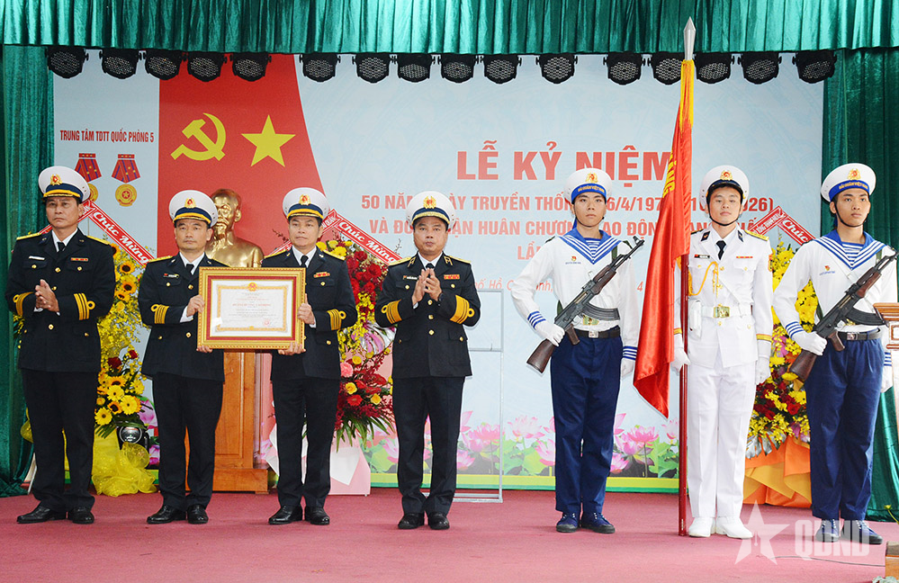 Trung tâm Thể dục Thể thao Quốc phòng 5 đón nhận Huân chương Lao động hạng Nhất